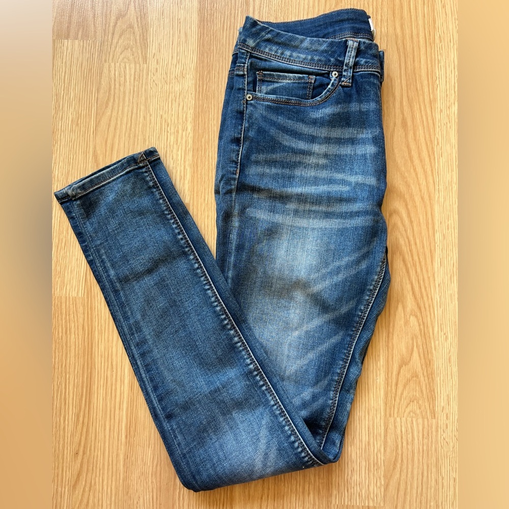 Blue Skinny Jeans with Tapered Leg and Natural Fading Ankle Cut